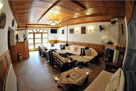 Trojka Hotel Es Panzio Сольнок Экстерьер фото